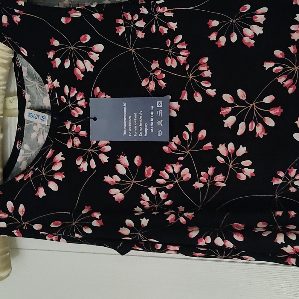Woman's flower dress NWT - Picture 3 of 4